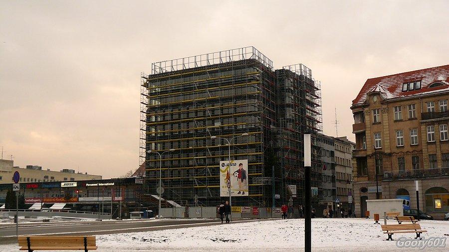I biurowiec nie będzie już straszył. Wreszcie zabrali się z dokończanie "dzieła" ;)