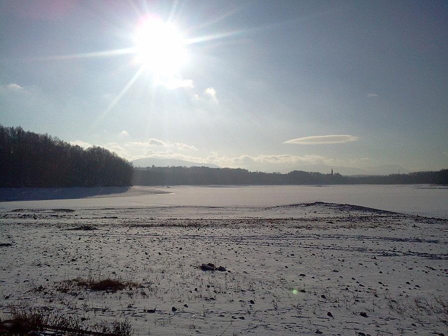 Dobrze czytelny zarys dworu