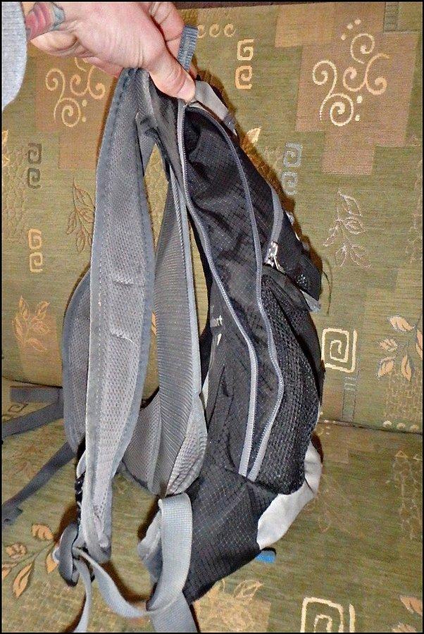 Deuter Race EXP Air 2009- w trakcie rozpinania suwaka zwiększającego pojemność plecaka
