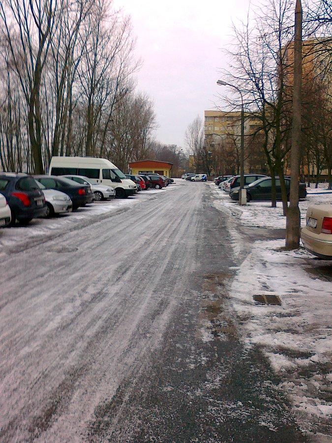 Oblodzona osiedlowa uliczka