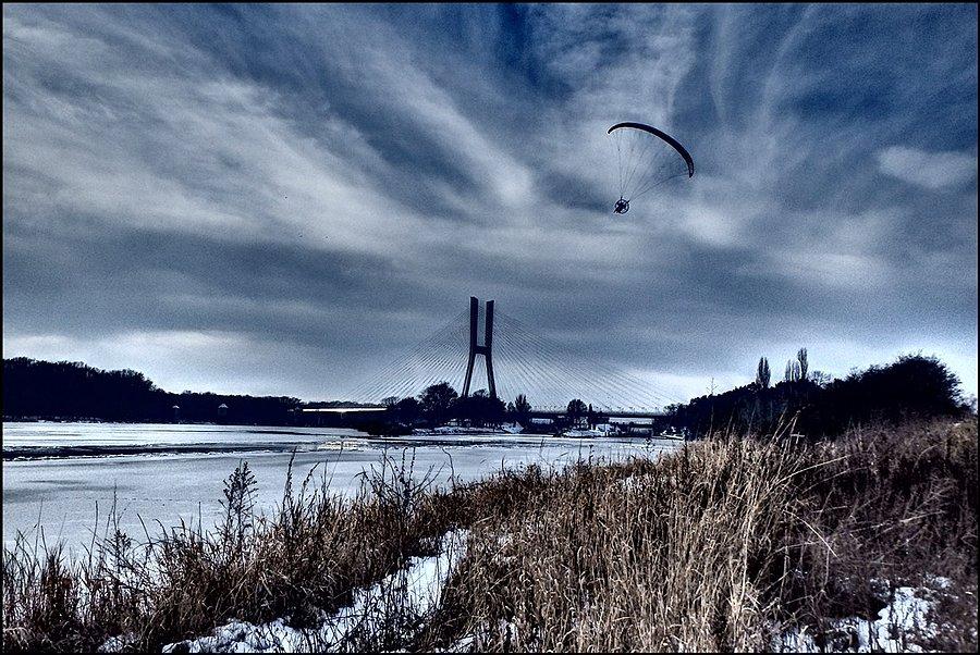 Paralotniarz i Most Rędziński