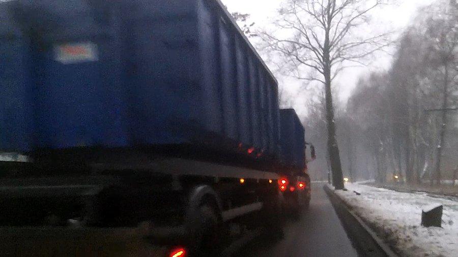 Ciekawe czy kierowca zdawał sobie sprawę jak długim samochodem jechał... Musiałem ostro hamować