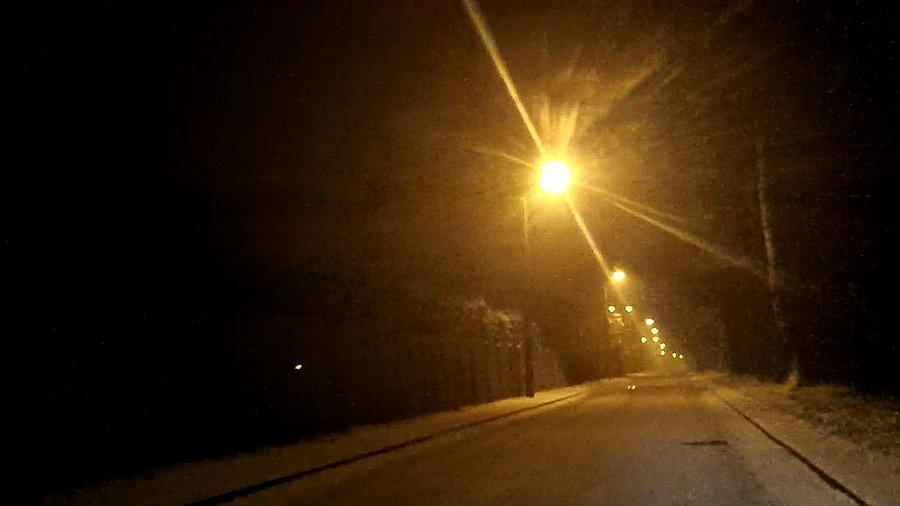 Delikatnie pada, temperatura w okolicy 0, boję się, że będzie ślisko