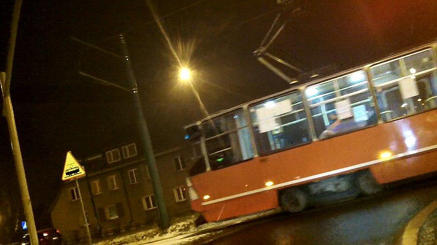 Niewiele brakowało a wpadłby na nich tramwaj