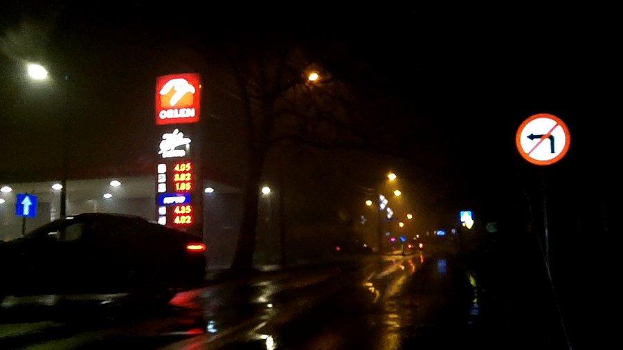 Przy orlenie w Kochłowicach, leje jak z cebra