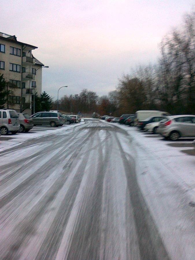 Na osiedlowej uliczce ćwiczyłam jazdę po lodzie