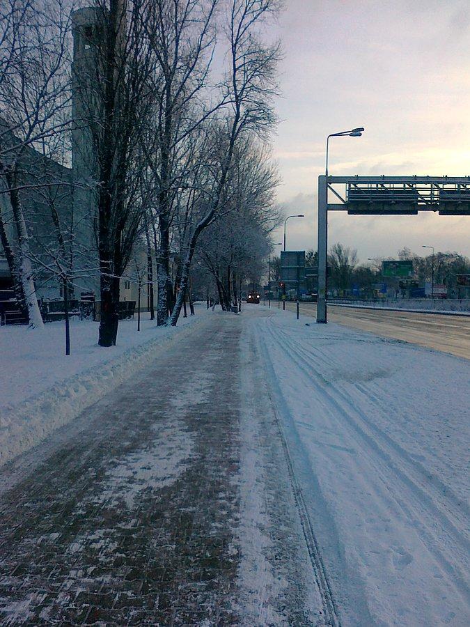 Na Górczewskiej solidnie odśnieżony chodnik