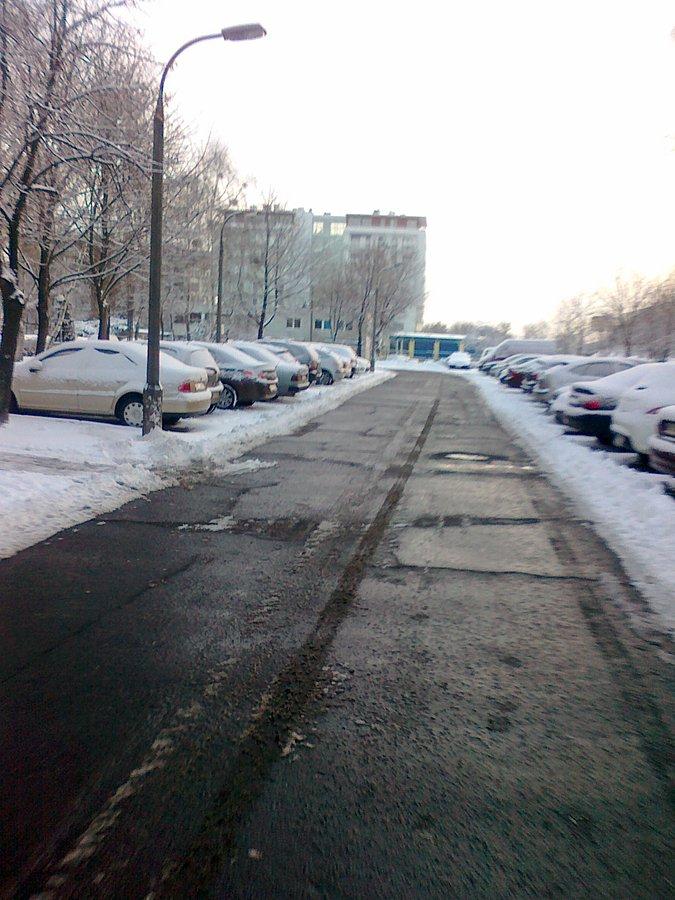 Osiedlowa uliczka posolona, wiec czarna
