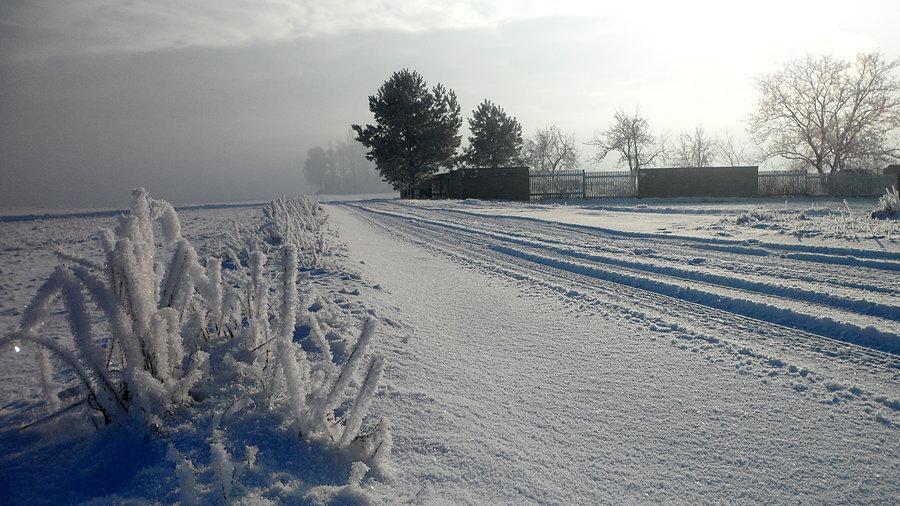 Mroźno! Na drogach śnieg, pobocza oszronione, a temperatura odczuwalna zdecydowanie niższa od tej na termometrze (-7)