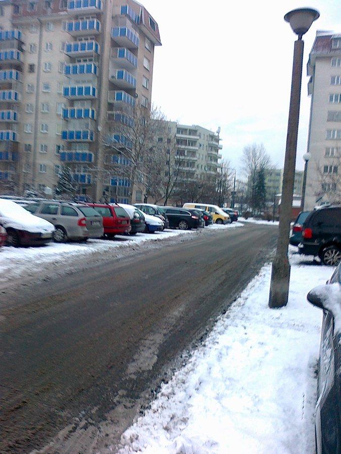 Błoto pośniegowe na osiedlowych uliczkach