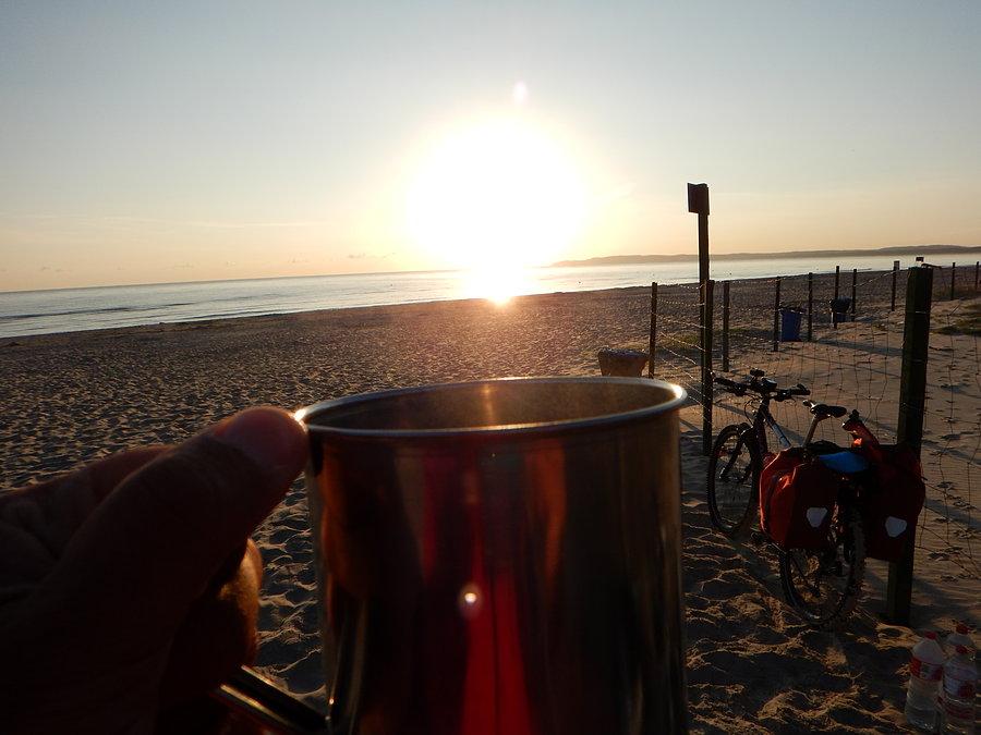Herbatka na plaży o wschodzie słońca