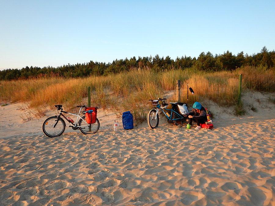 Gotuję wodę na herbatę na plaży