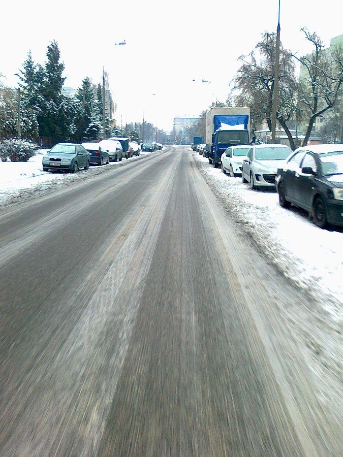 Na Jelonkach jezdnie były ośnieżone. Początkowo lekko
