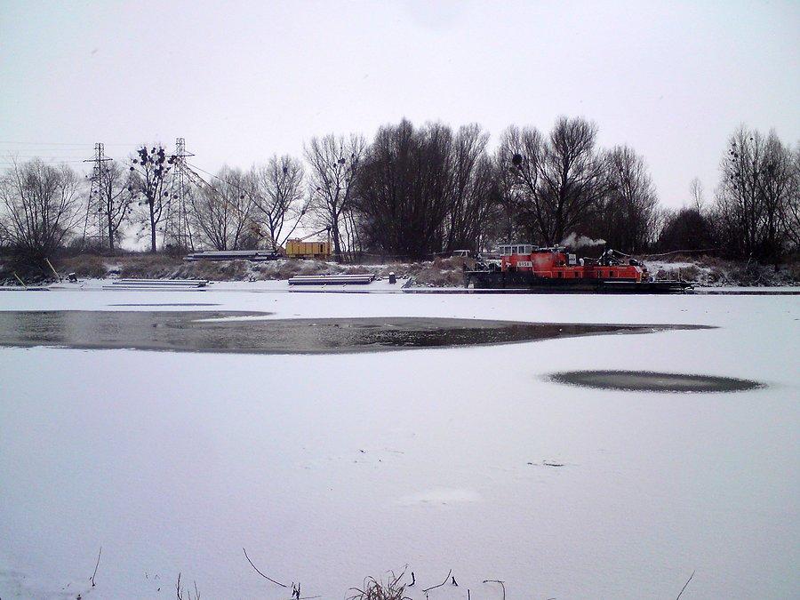 Zatopiona barka, powinni tu zrobić port rzeczny