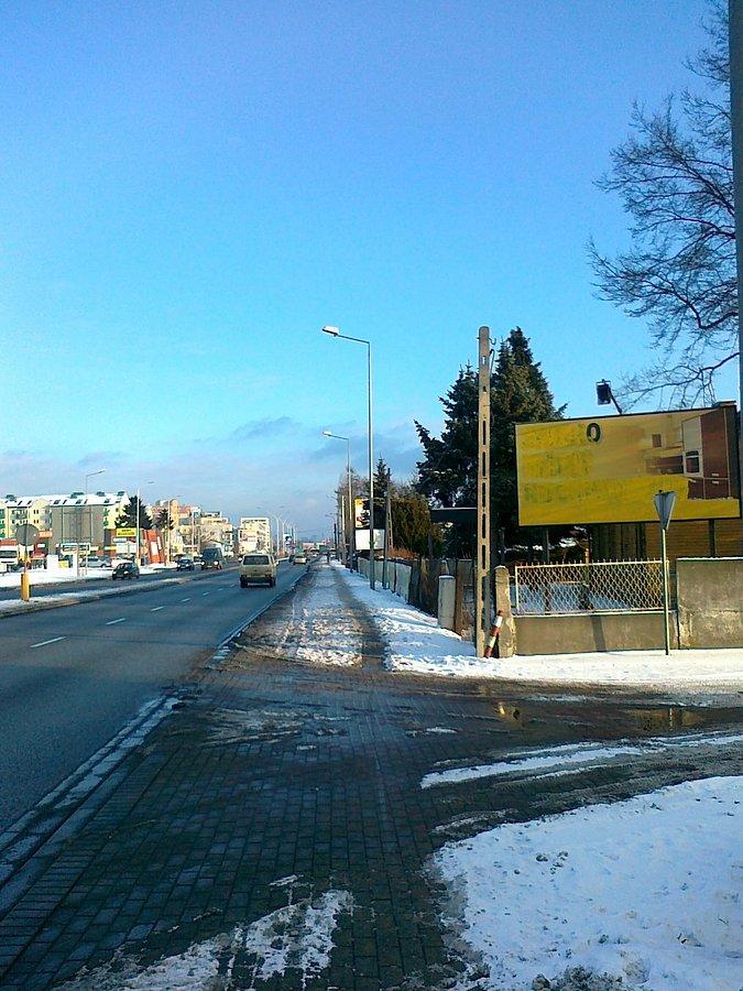 Ten chodnik w ogóle nie był odśnieżany