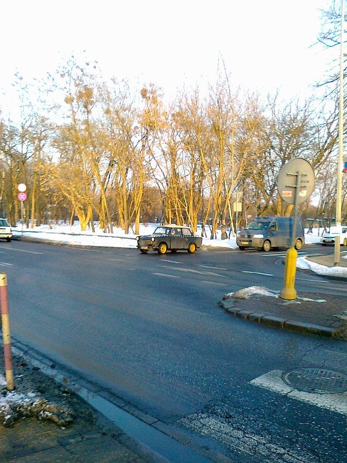 Trabant wyjeżdża z Dywizjonu 303 na Kaliskiego ( a może to jeszcze Lazurowa )