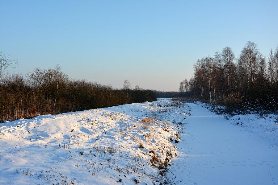 Grobla jeziora Bikcze