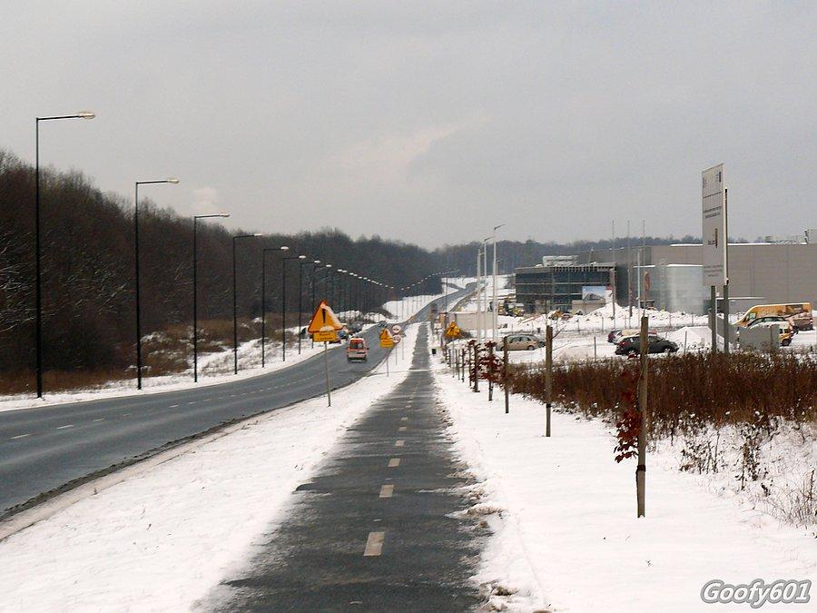 Odśnieżona ścieżka rowerowe na strefie