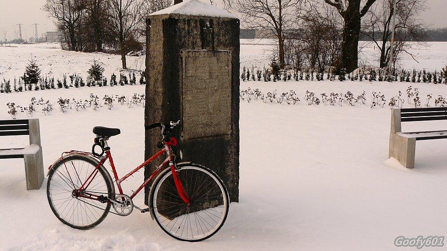 Pomnik górników - ocalony i ładnie wyeksponowany. Niegdyś zapomniany w zaroślach, dziś w samym środku Zabrzańskiej Strefy Ekonomicznej