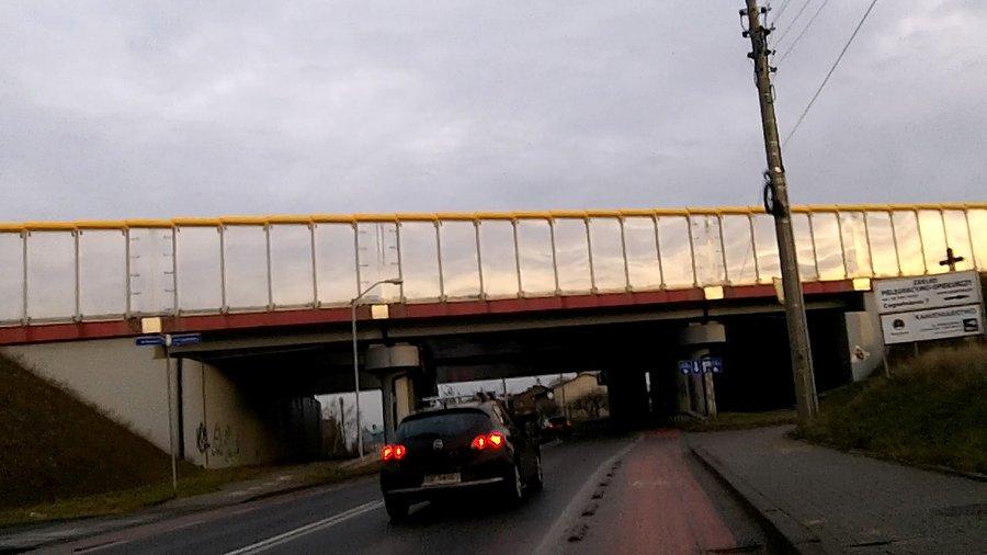 Słońce odbija się w ekranach dźwiękochłonnych na A4-ce