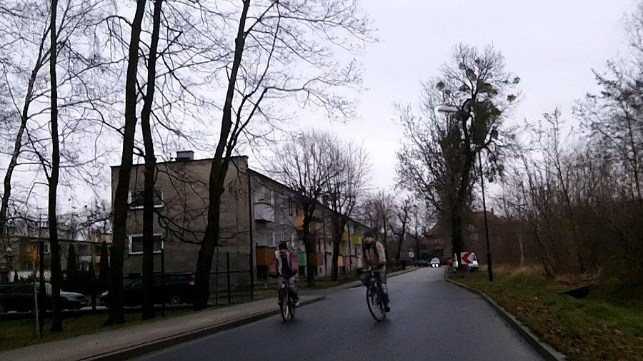 Jazda całą szerokością drogi... trochę bez sensu w tym miejscu
