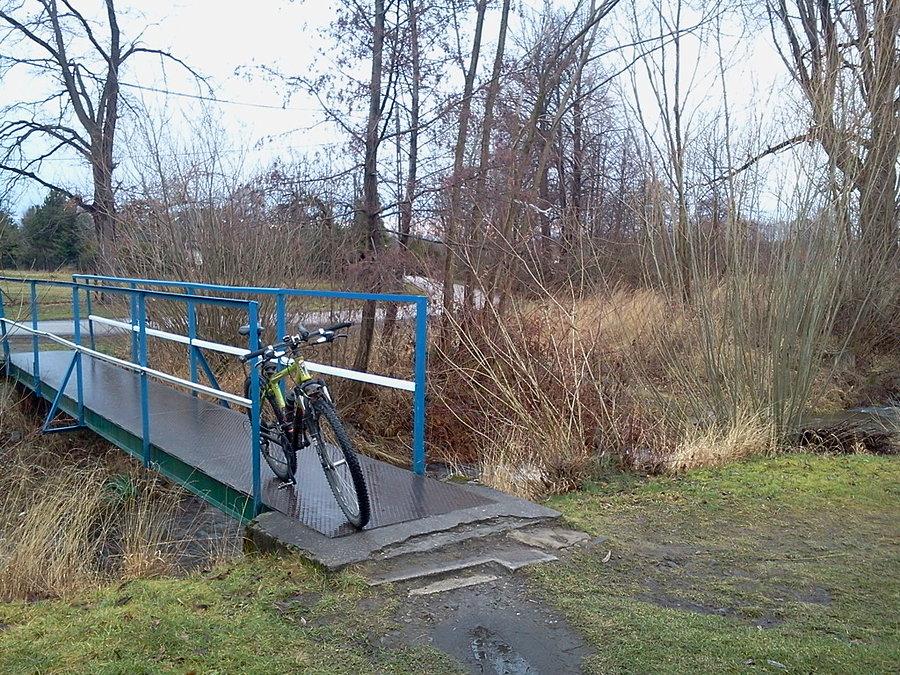 Mostek przez potok i przejazd przez wodę