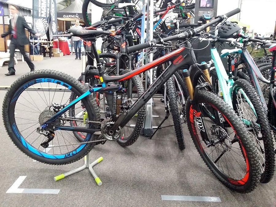 Karbonowy full CUBE. Lekko ponad 10 kg, XTR Di2 i węglowe obręcze