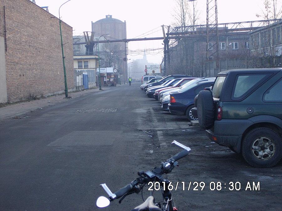 Na ulicy Metalowców (jeszcze w 1939r. stanowiła ona jeden ciąg z ulicą Siemianowicką - dopóki nie została przecięta przez Hutę Kościuszko)
