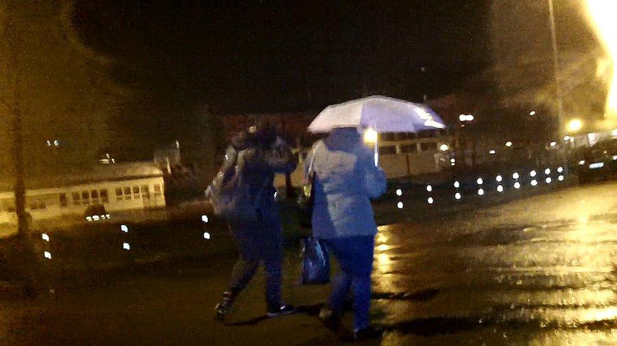 Nie ma to jak spacer środkiem drogi i gadanie przez komórkę