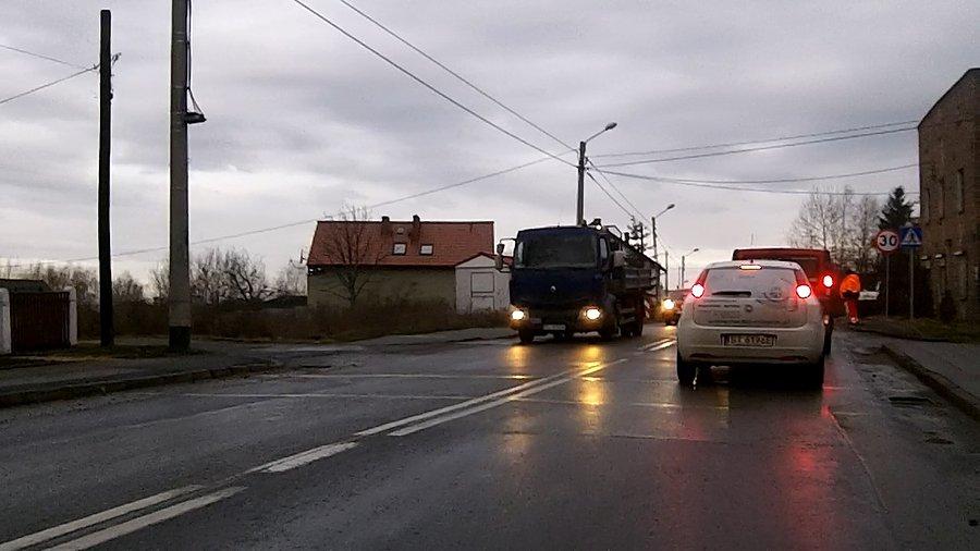 Czyżby mieli naprawić szkody górnicze? Uskoki w tym miejscu mają po 10 i więcej cm