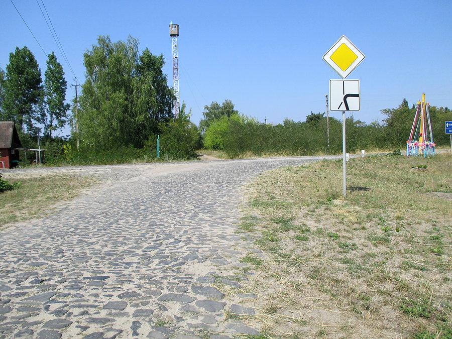Zakręt i koniec kocich łbów w Zalesiu, Wołyń