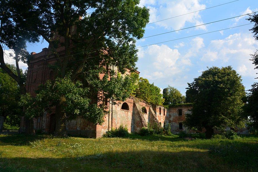 Ruiny kościoła w Kisielinie na Wołyniu