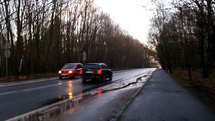 Ciekawe kiedy posprzątają tą DDRkę - strach po niej jeździć