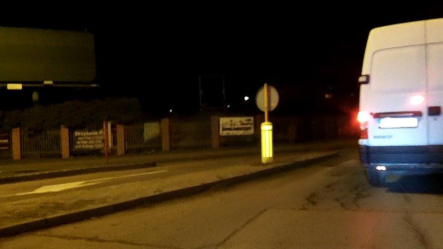 Idiota zatrzymał się w chorym miejscu by kogoś wypuścić z samochodu, przy okazji zablokował przejazd, a 10m dalej spokojnie mógłby zjechać na pobocze