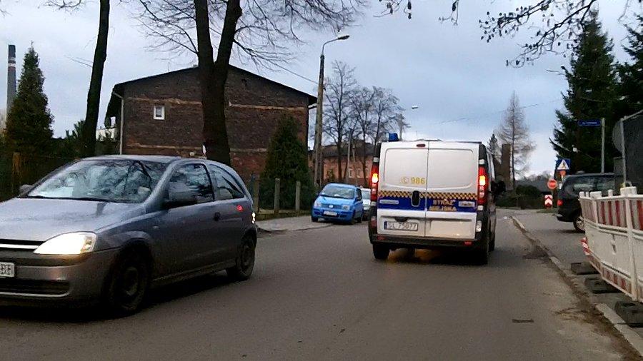 Straż miejska, nie wiem kto był za kierownicą, ale chyba dopiero uczył się jeździć