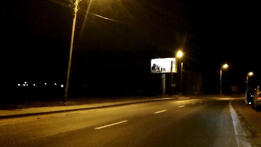 Coś mnie tchnęło, by zjechać na drogę... gdy dojeżdżałem otworzył drzwi na całą szerokość
