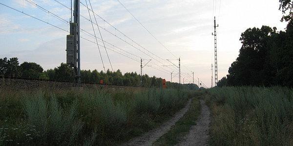 Droga wzdłuż torów w stronę wsi Porosiuki