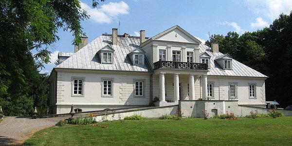 Klasycystyczny dwór w którym znajduje się Muzeum Józefa Ignacego Kraszewskiego