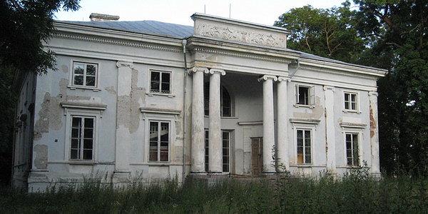Klasycystyczny pałac zbudowany około 1832-1835 w Cieleśnicy