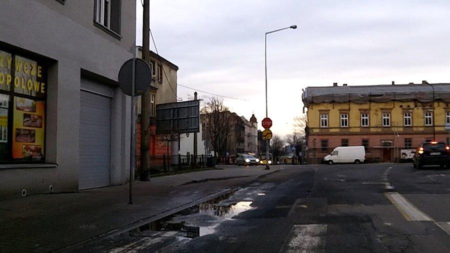Kierowca na prawym pasie zachowuje się co najmniej podejrzanie