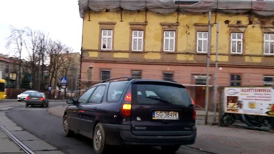... i oczywiście dał radę skręcając z prawego pasa w lewo