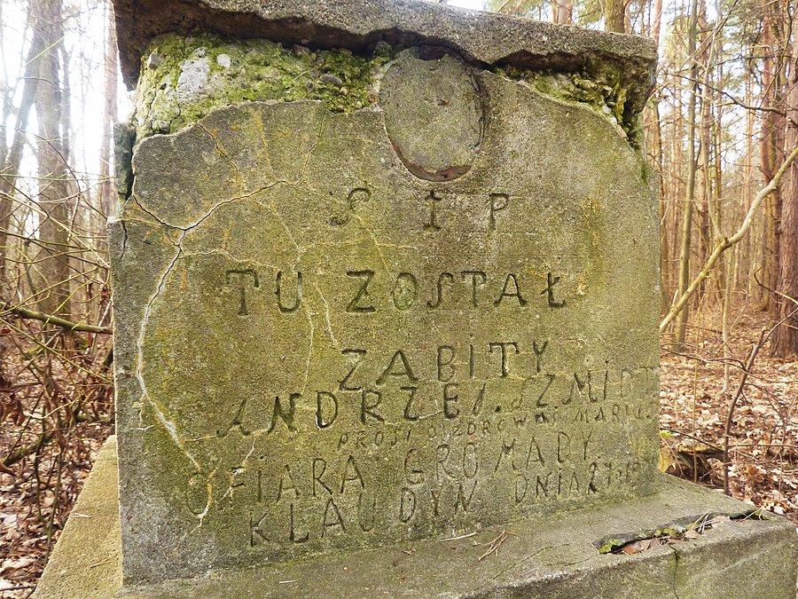 Kapliczka - cenotaf upamiętniająca miejsce morderstwa. Jedna z kilku na terenie Kampinoskiego PN