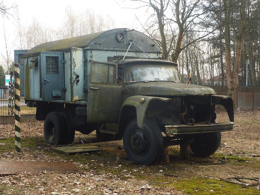 Ził 130 rdzewiejący pod Warszawą