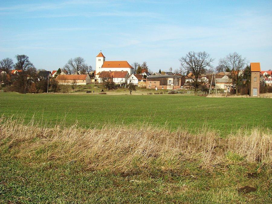Panorama Kotli z charakterystyczną bryłą kościoła św. Marcina