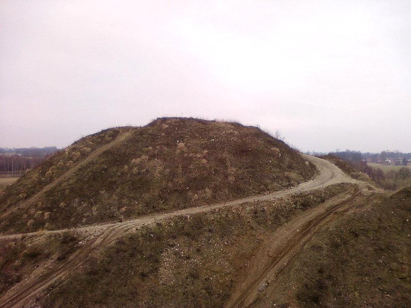 Widok na dużą hałdę