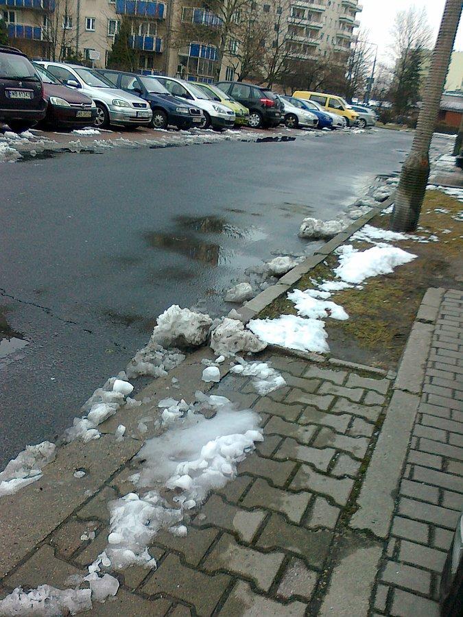 Nocny śnieg w dzień się roztapiał