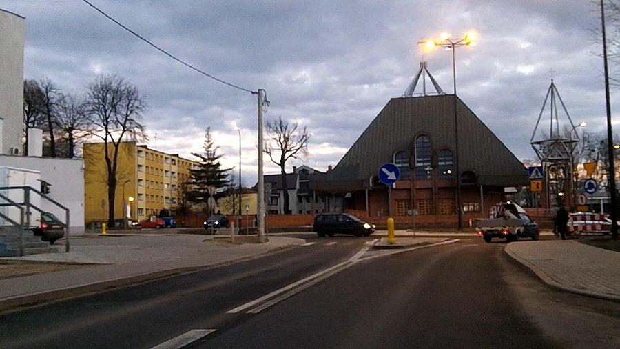 Jeszcze jest jasno gdy wyjeżdżam z pracy