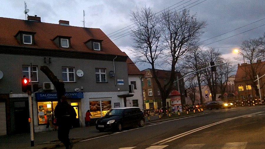 Pieszy na czerwonym na skrzyżowaniu