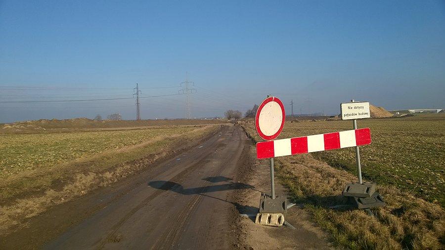 Zakaz - nie dotyczy pojazdów budowy