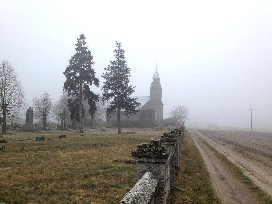 Kościół w Nowych Dworach we mgle